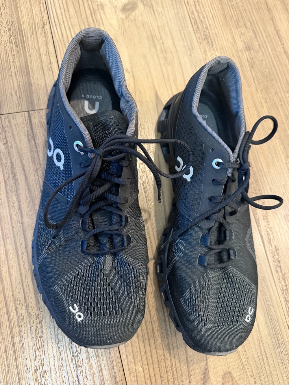 On Cloud Swiss engineered black sneakers. Size 9.